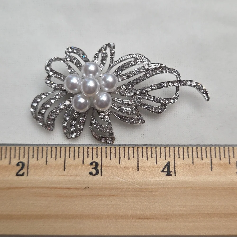 Women's Silver Rhinestone Floral Pearl Bouquet Brooch Rhinestones Elegant NWOT